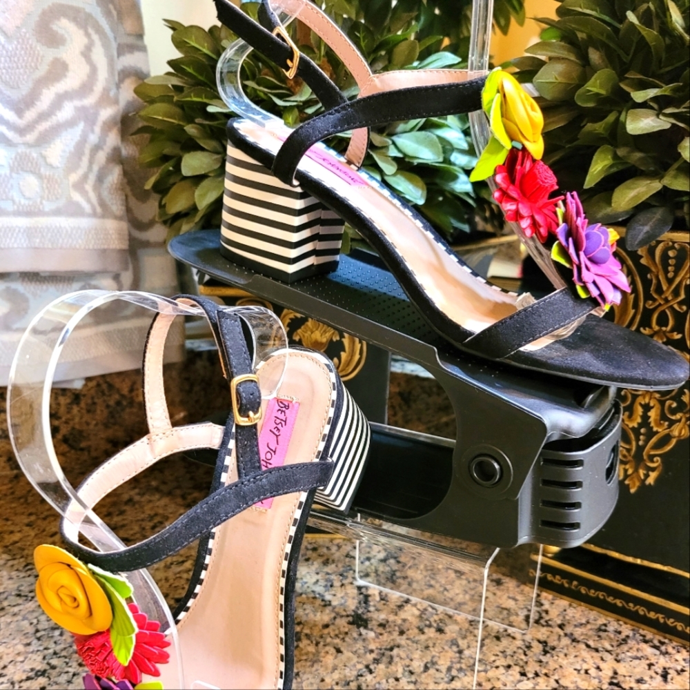 NWOT..Betsy Johnson Hawaiian Flower Sandals size 7.5